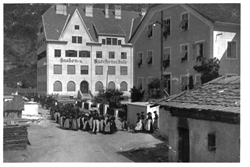 Kirchplatz+mit+Widum+und+Schule+um+1915